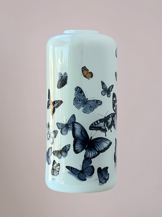 Cilindervaas Vlinders 30 cm van Heinen Delfts Blauw met Delfts blauwe vlinders rondom en één gekleurde vlinder als accent in keramisch designSelect 78 more words to run Humanizer.