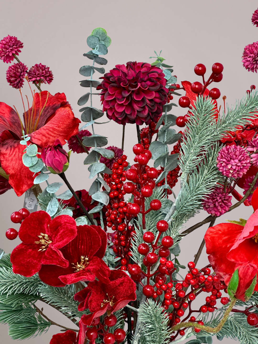 Close-up van Silk-ka kerstbloemen in rood en groen voor kunstkerstboeket
