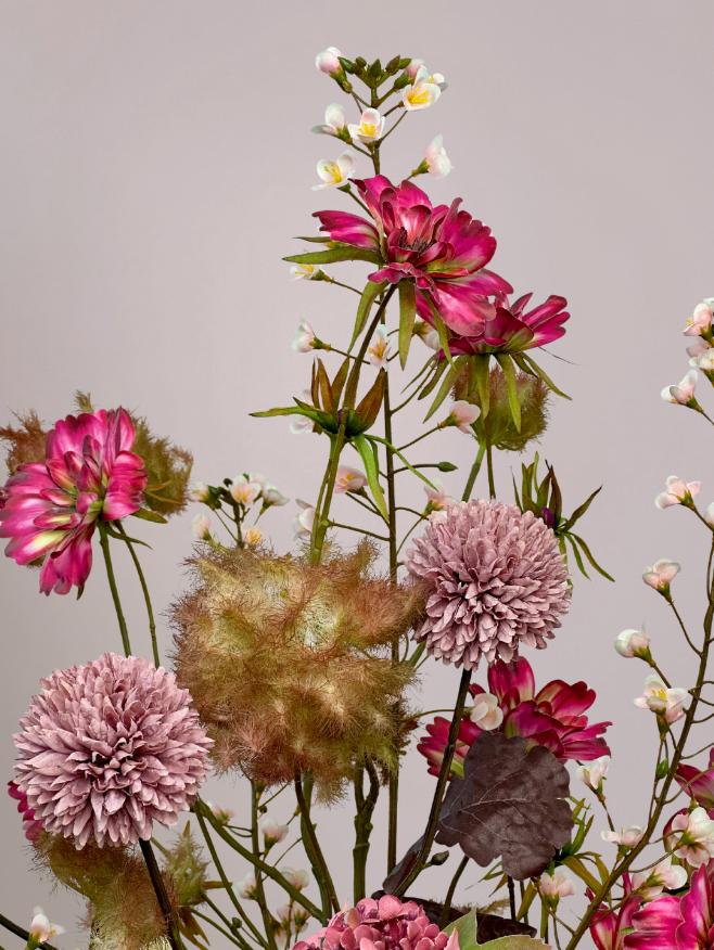 Close-up van pastelroze Silk-ka zijden bloemen in luxe kunstbloemen boeket met realistische uitstraling