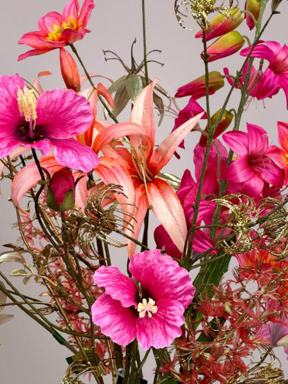 Close-up van roze en gouden Silk-ka zijden bloemen in elegant kunstbloemen boeket