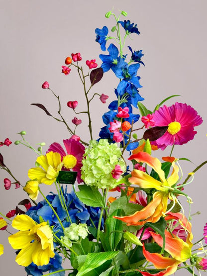 Close-up van diverse Silk-ka zijden bloemen in kunstbloemen veldboeket met natuurlijke uitstraling