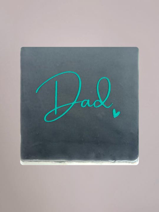 Handgemaakt keramieken Vaderdag tegeltje met de tekst “Dad” van 10x10 cm.