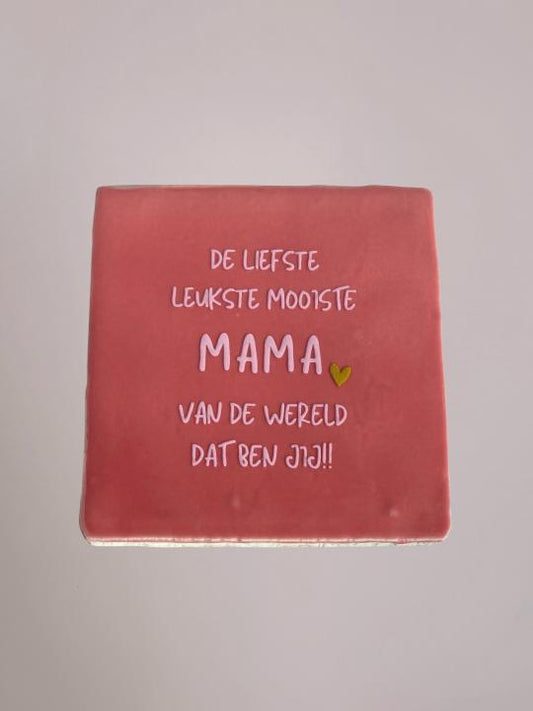 Roze keramiek tegeltje met de tekst “De liefste leukste mooiste MAMA van de wereld dat ben jij!!” van Yett Agenturen