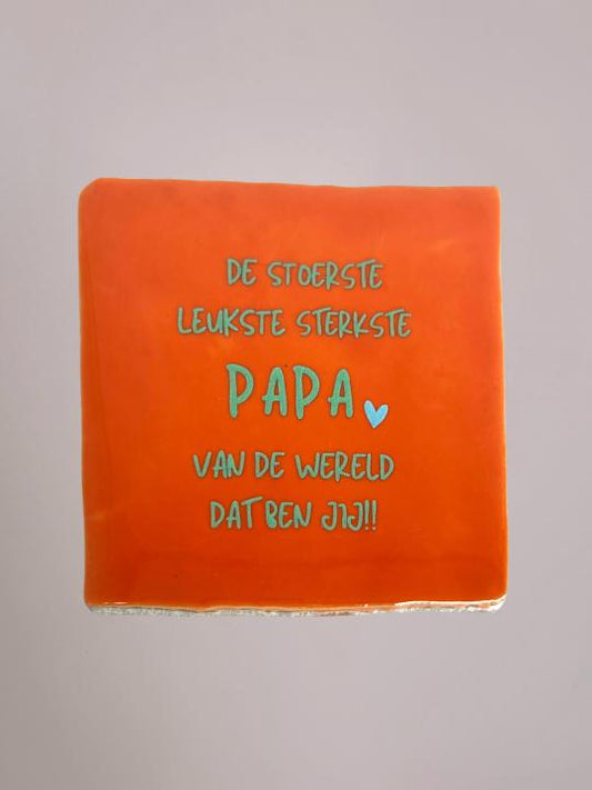 Oranje handgemaakt keramieken Vaderdag tegeltje met groene tekst “De stoerste, leukste, sterkste PAPA van de wereld dat ben jij!” van 10x10 cm.