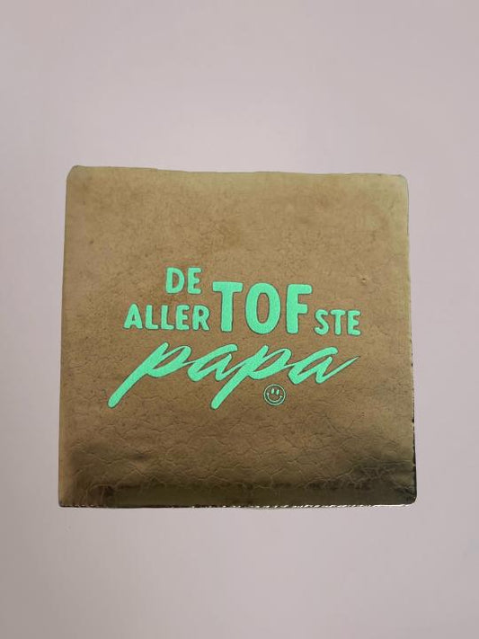 Handgemaakt keramieken Vaderdag tegeltje met de tekst “De allersTOFste papa” van 10x10 cm.