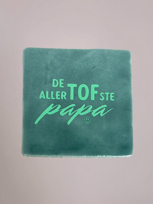 Handgemaakt keramieken Vaderdag tegeltje met de tekst “De allersTOFste papa” van 10x10 cm.