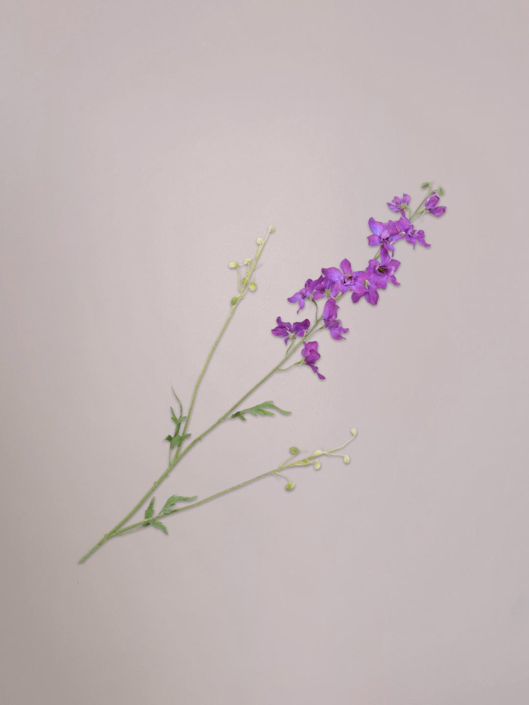 Lavendelkleurige delphinium kunsttak van 101 cm van Silk-ka met sierlijke bloemtrossen en groene steel in een vaas