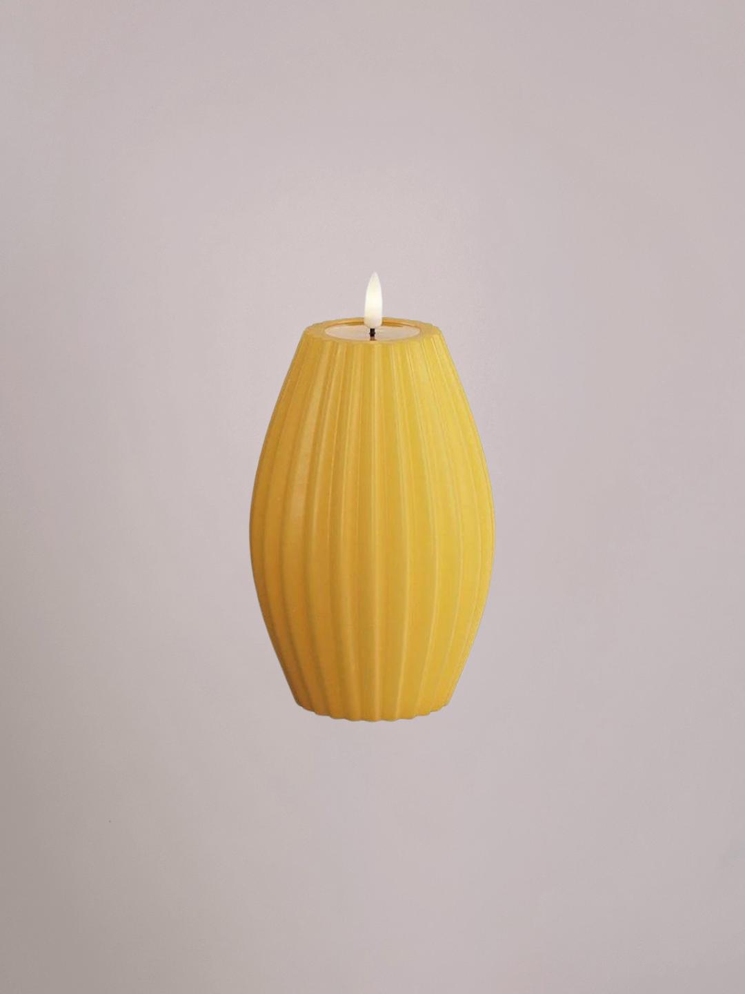 Gele Deluxe HomeArt LED ribbelkaars voor lcichtroze achtergrond