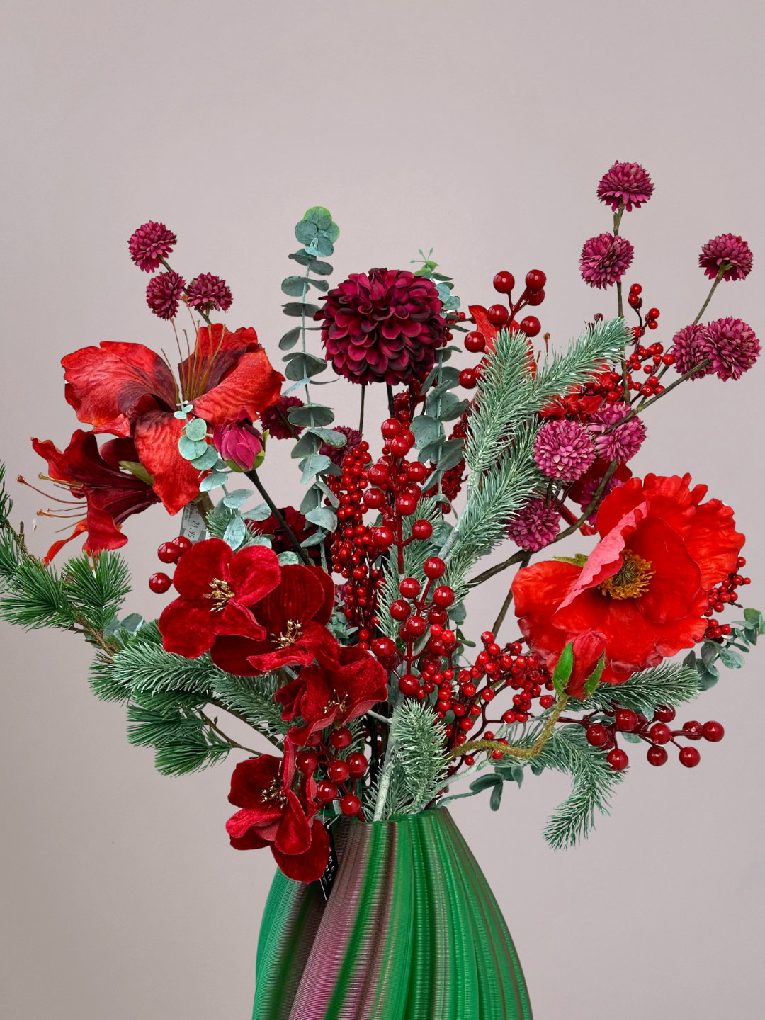 Close-up van rood, donkerrood en groene Silk-ka zijden bloemen in kerstboeket