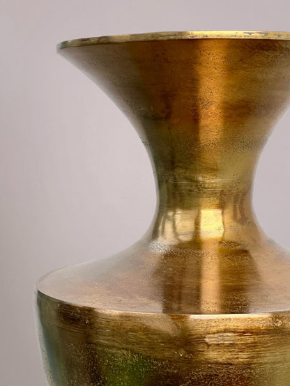 Close-up van gestructureerde glanzende bronzen afwerking op gouden vaas