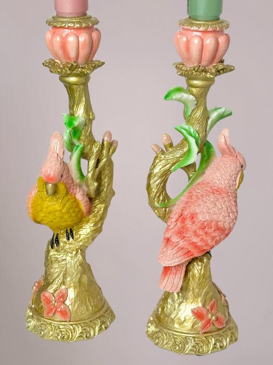 Detailfoto van de gouden voet van de kandelaar kaketoe met roze bloemdetails en groene takaccenten.