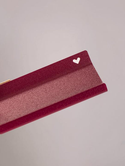 Detailfoto van het uitgesneden hartje in de bordeaux wandplank medium van Studio Mippe, warm en stijlvol afgewerkt.