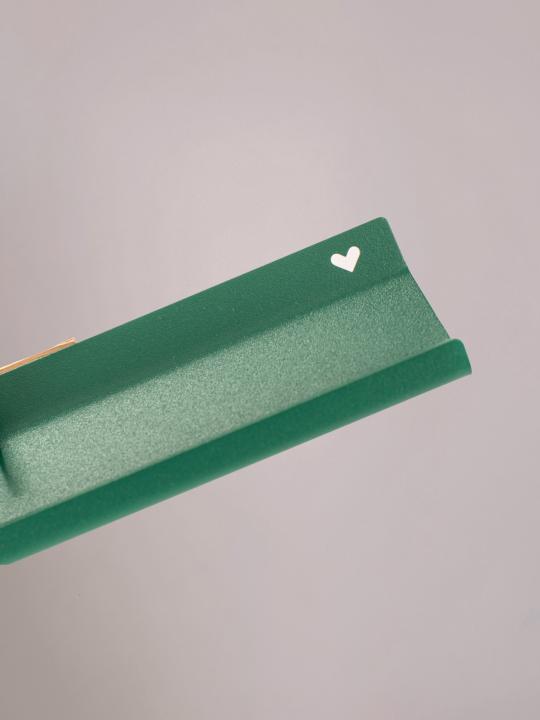 Close-up van het hartje in de groene wandplank medium van Studio Mippe, fris en speels vormgegeven.