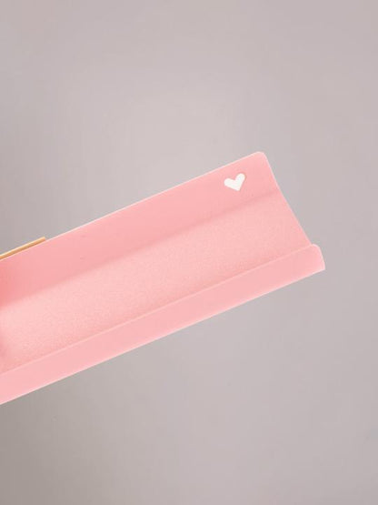 Close-up van het hartje in de lichtroze wandplank medium van Studio Mippe, zacht en speels vormgegeven.