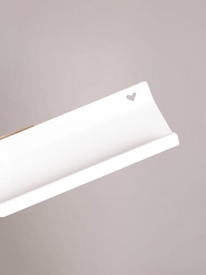 Close-up van het hartje in de witte bloemenplank van Studio Mippe, geschikt voor frisse muurbloemen.