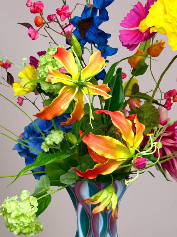 Close-up van paarse en roze Silk-ka bloemen van echte zijde in kleurrijk zijden bloemen veldboeket