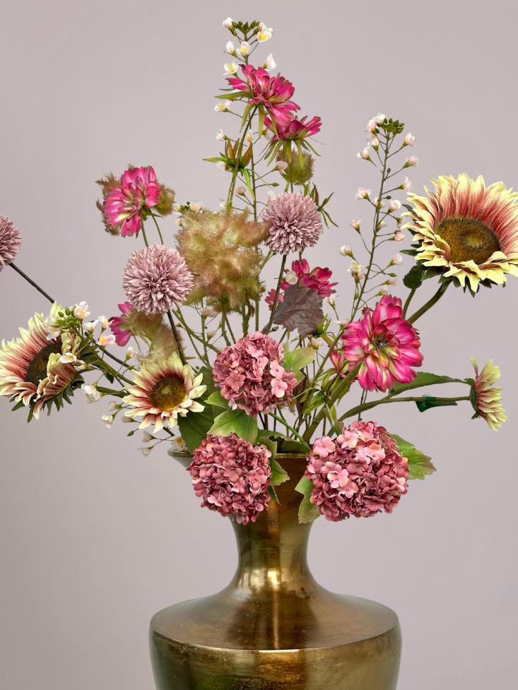 Close-up van pastelroze Silk-ka bloemen van echte zijde in stijlvol kunstbloemen boeket