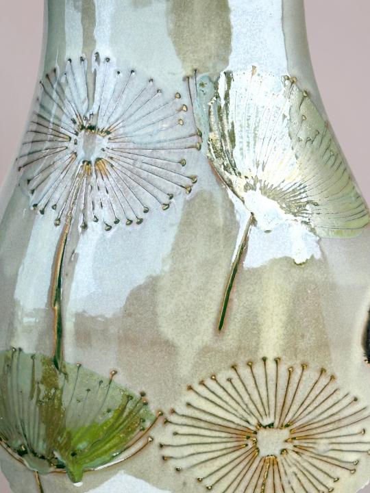 detail van platte vaas vensterbank met paardenbloemen en glazuur