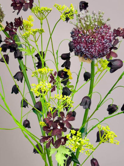 detail van gele kunstbloemen en donkerpaarse zijden bloemen in een vaas met zijden bloemen van Silk-ka