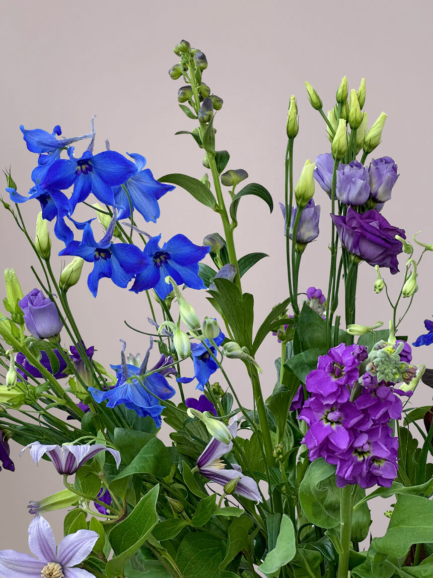Detail van Blauw-Paars Veldboeket met clematis, delfinium, eustoma, monnikskap en campanula, frisse alledaagse bloemen in blauwe en paarse tinten