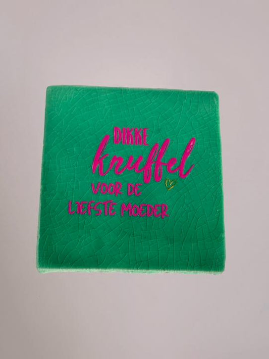 Groen keramiek tegeltje met de tekst “Dikke knuffel voor de liefste moeder” van Yett Agenturen