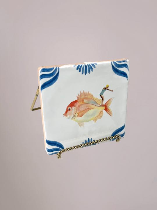 StoryTiles tegeltje Dive Fearlessly 10x10 cm met een illustratie van een persoon die vol vertrouwen in het water duikt, handgemaakt keramieken kunstwerk uit Nederland.
