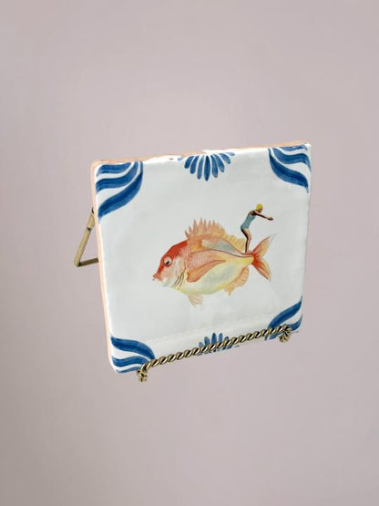 StoryTiles tegeltje Dive Fearlessly 10x10 cm met een illustratie van een persoon die vol vertrouwen in het water duikt, handgemaakt keramieken kunstwerk uit Nederland.