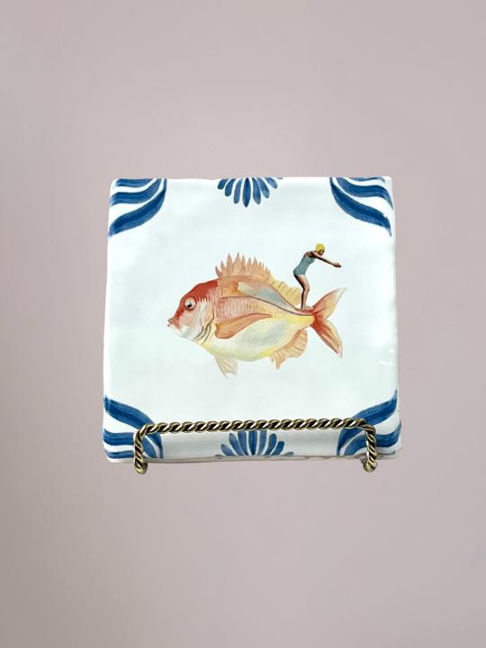 StoryTiles tegeltje Dive Fearlessly 10x10 cm met een illustratie van een persoon die vol vertrouwen in het water duikt, handgemaakt keramieken kunstwerk uit Nederland.
