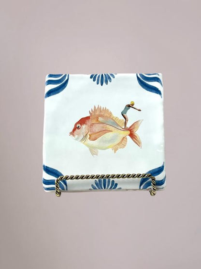 StoryTiles tegeltje Dive Fearlessly 10x10 cm met een illustratie van een persoon die vol vertrouwen in het water duikt, handgemaakt keramieken kunstwerk uit Nederland.