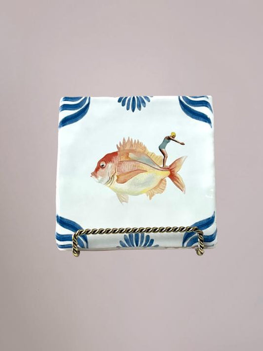 StoryTiles tegeltje Dive Fearlessly 10x10 cm met een illustratie van een persoon die vol vertrouwen in het water duikt, handgemaakt keramieken kunstwerk uit Nederland.