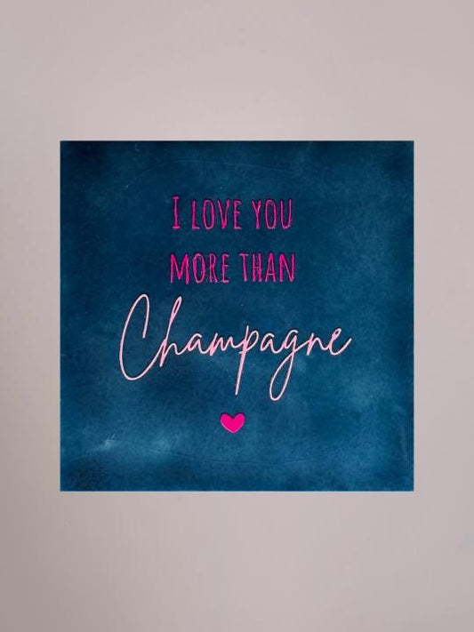 Donkerblauw keramieken tegeltje met felroze tekst “I love you more than champagne” en klein roze hartje
