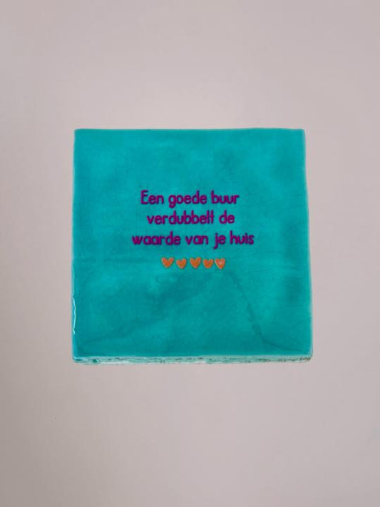 Blauw Yett Agenturen tegeltje van 10x10 cm met de tekst 'Een goede buur verdubbelt de waarde van je huis' en een glanzende afwerking.