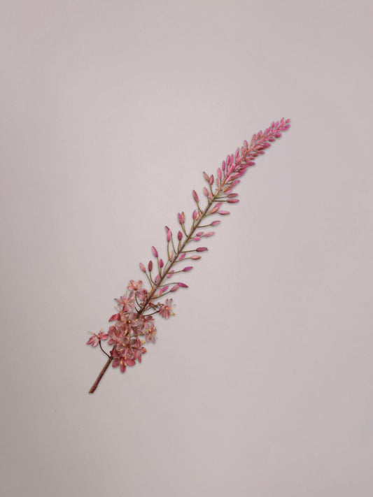 Mauve Eremurus kunststeel van 107 cm van Silk-ka met sierlijke bloemtrossen en lange groene steel in een vaas