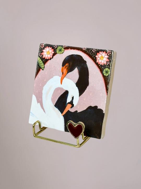 Zijaanzicht van het Everlasting Love tegeltje in goudkleurige houder met rood hartje