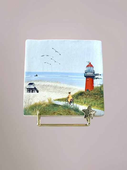 StoryTiles Fietsend Op Vlieland tegeltje met fiets en sfeervol eilandlandschap, handgemaakt tegeltje van 10x10 cm