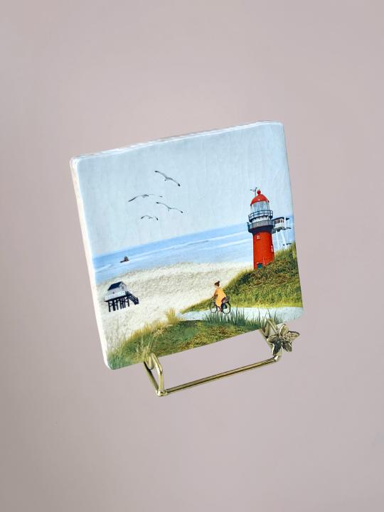 StoryTiles Fietsend Op Vlieland tegeltje met fiets en sfeervol eilandlandschap, handgemaakt tegeltje van 10x10 cm