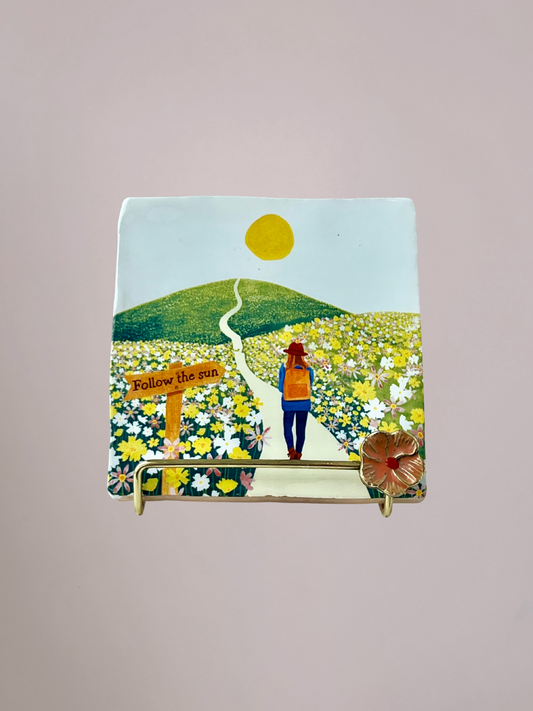 StoryTiles tegeltje Follow the Sun met zon en dromerig ontwerp op keramisch tegeltje van 10x10 cm