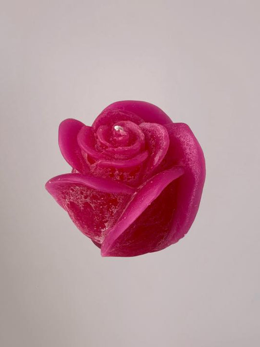 Pink Roses Candle Klein in zachte roze tint met rozenstructuur, stijlvolle decoratieve kaars van 12x10 cm