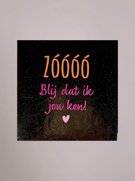 Goud keramieken tegeltje met oranje tekst “zóóóó” en felroze tekst “blij dat ik jou ken!” met lichtroze hartje