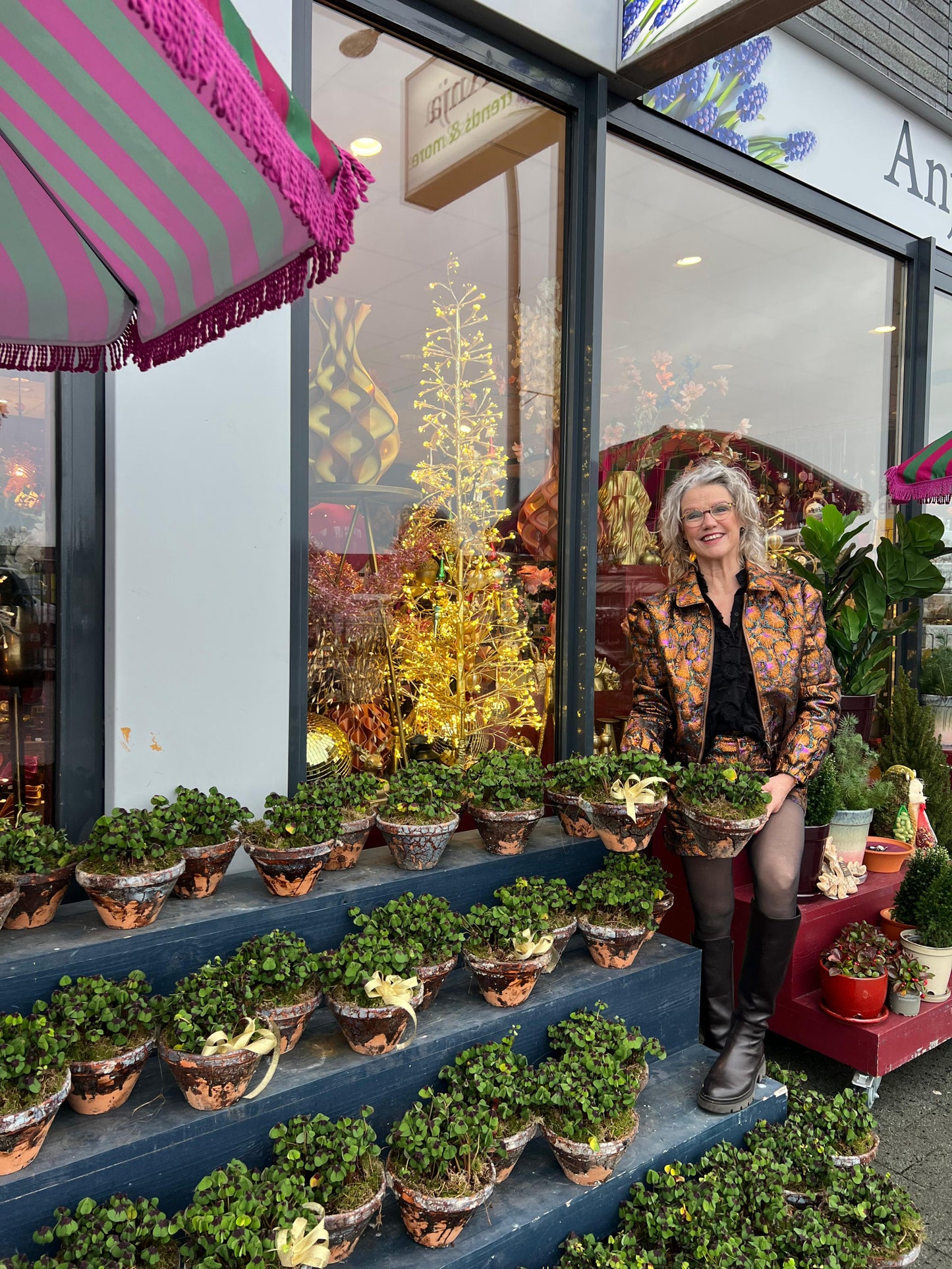 Geluksklaver in pot Zwolle als symbolisch cadeau voor kerst en nieuwjaar, Anja lacht met klavers.