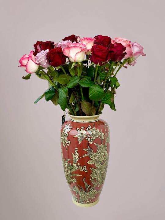 Gemengd rozen boeket met rode rozen en roze rozen, stijlvol gecombineerd voor een romantische uitstraling.