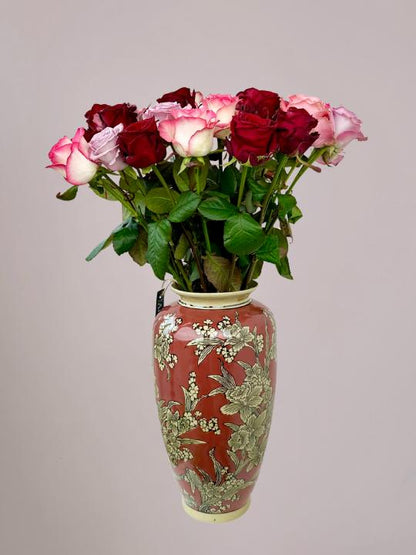 Gemengd rozen boeket met rode rozen en roze rozen, stijlvol gecombineerd voor een romantische uitstraling.