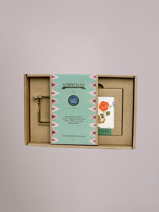 Luxe giftbox van Just To Let You Know met tegel en gouden houder met rood hartje in de doos