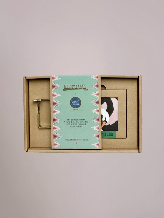 Giftbox met Everlasting Love tegel en gouden tegelhouder met rood hartje mooi gepresenteerd in de doos