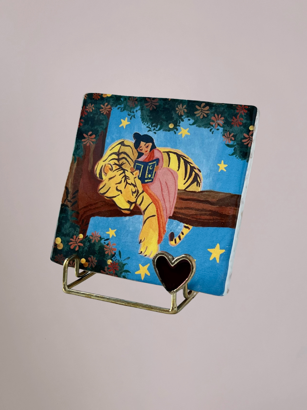 StoryTiles giftset Magical Nighttime Story met dromerig nachtelijk tafereel op keramisch tegeltje en stijlvolle houder