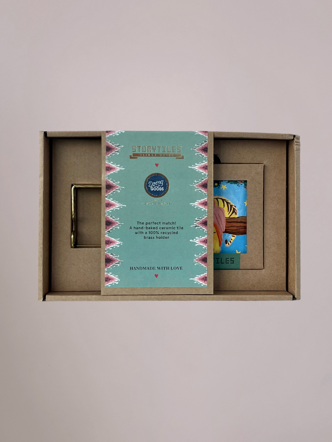 StoryTiles giftset Magical Nighttime Story met dromerig nachtelijk tafereel op keramisch tegeltje en stijlvolle houder