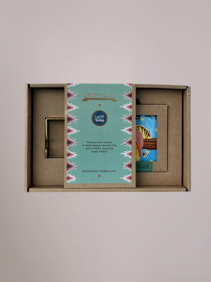 StoryTiles giftset Magical Nighttime Story met dromerig nachtelijk tafereel op keramisch tegeltje en stijlvolle houder