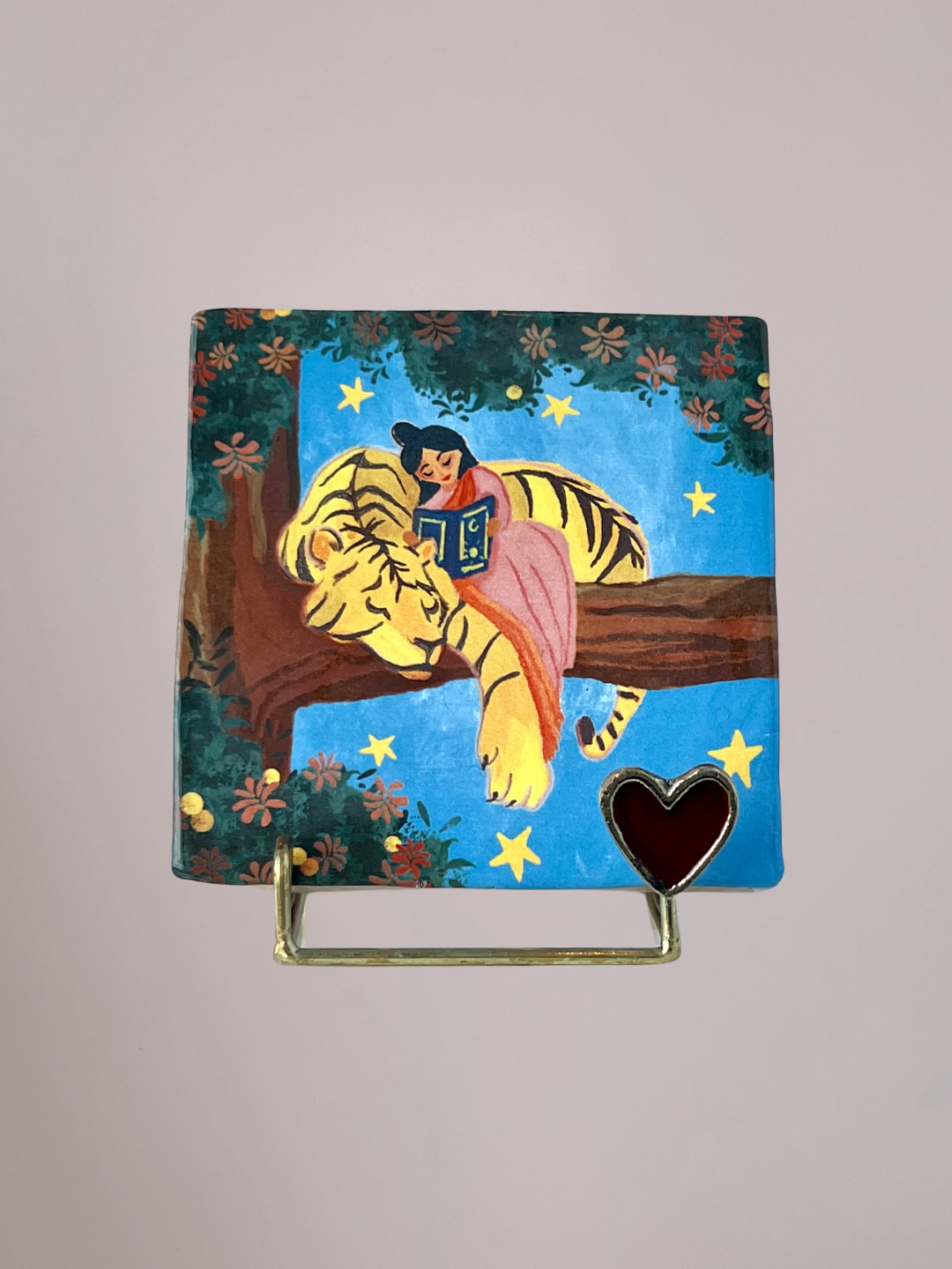 StoryTiles giftset Magical Nighttime Story met dromerig nachtelijk tafereel op keramisch tegeltje en stijlvolle houder
