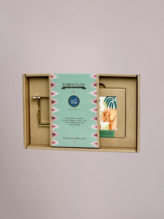 Giftbox van Holding On To You met tegel en gouden houder met rood hartje in luxe verpakking