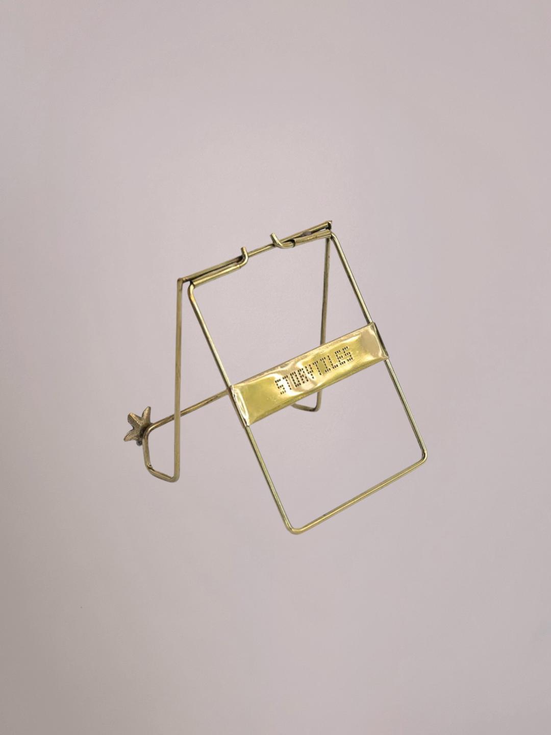 Achterkant van Golden Stand Flower messing tegelhouder met bloemaccent